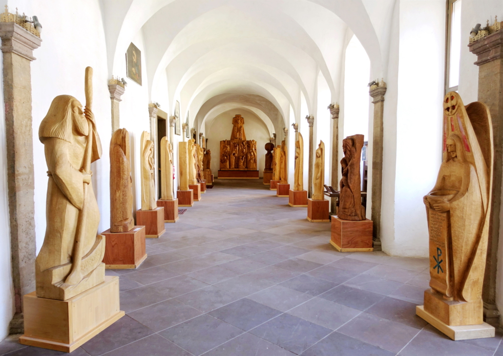 Koptisches Kloster Höxter Brenkhausen S.E. Bischof Anba Damian Ausstellung Holzskulpturen Kreuzgang | Foto: Jennifer Peppler