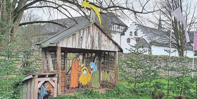 Eine Weihnachts-Krippe ist an der Klostermauer in Brenkhausen aufgebaut worden. Der Stall mit Maria, Josef und Jesus-Kind steht an der Straße vor dem Kloster (Gebäude im Hintergrund). Foto: Michael Robrecht