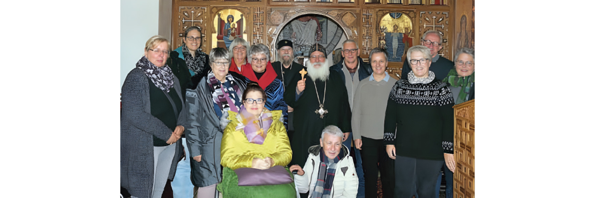 Der Ambulante Hospiz- und Palliativ-Beratungsdienst hat zehn neue Hospizbegleiter ausgebildet: (von links) Hospizkoordinatorin Silvia Drüke, Karen Wolf, Heike Kleine, Eva Steinmeyer-Burau, Sofia Schmidt, Mechthild Pott, Diakon Gunter Schmidt-Rieding, Bischof Anba Damian, Olga Mojrzisch, Heiner Baerwolf, Sandra Kluge, Hospizkoordinatorin Silke Antemann und Klaus und Edith Lange. Foto: KHWE